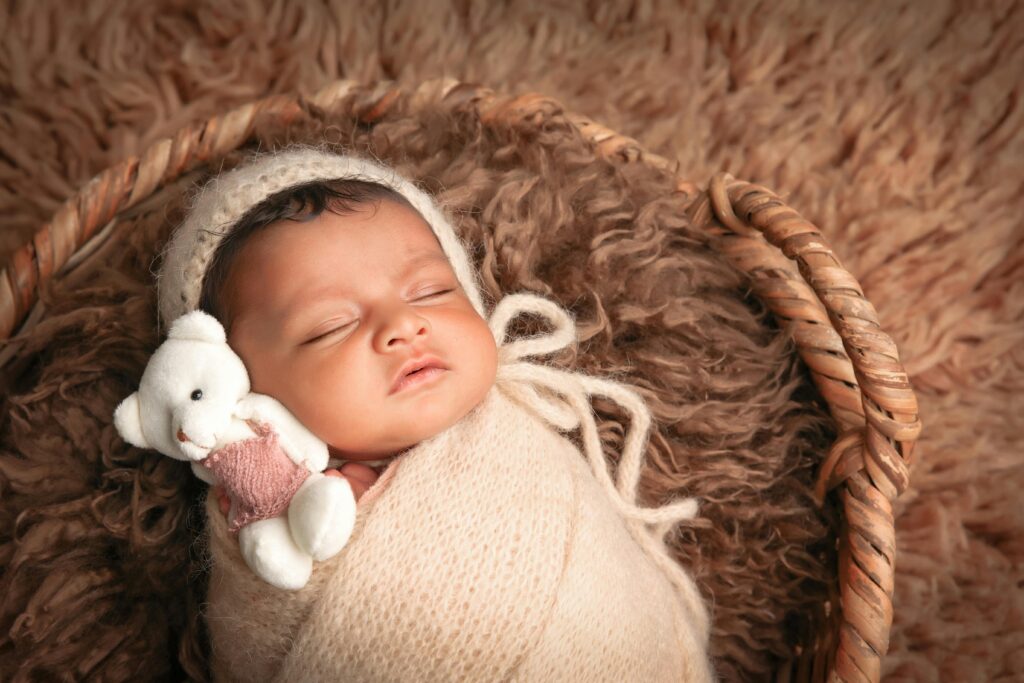 Newborn photography swaddled pose
